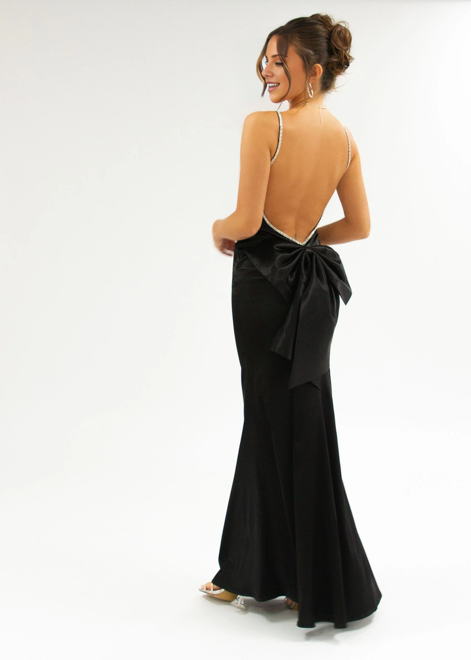 Vestido de fiesta Jimiss de satén con tirantes finos y espalda descubierta con detalles de lazo