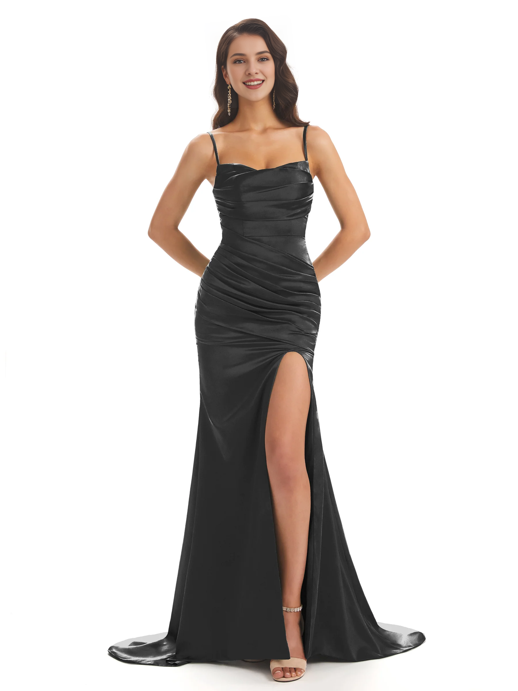 Vestido de dama de honor sexy de sirena, suave satén, con tirantes finos y abertura lateral.