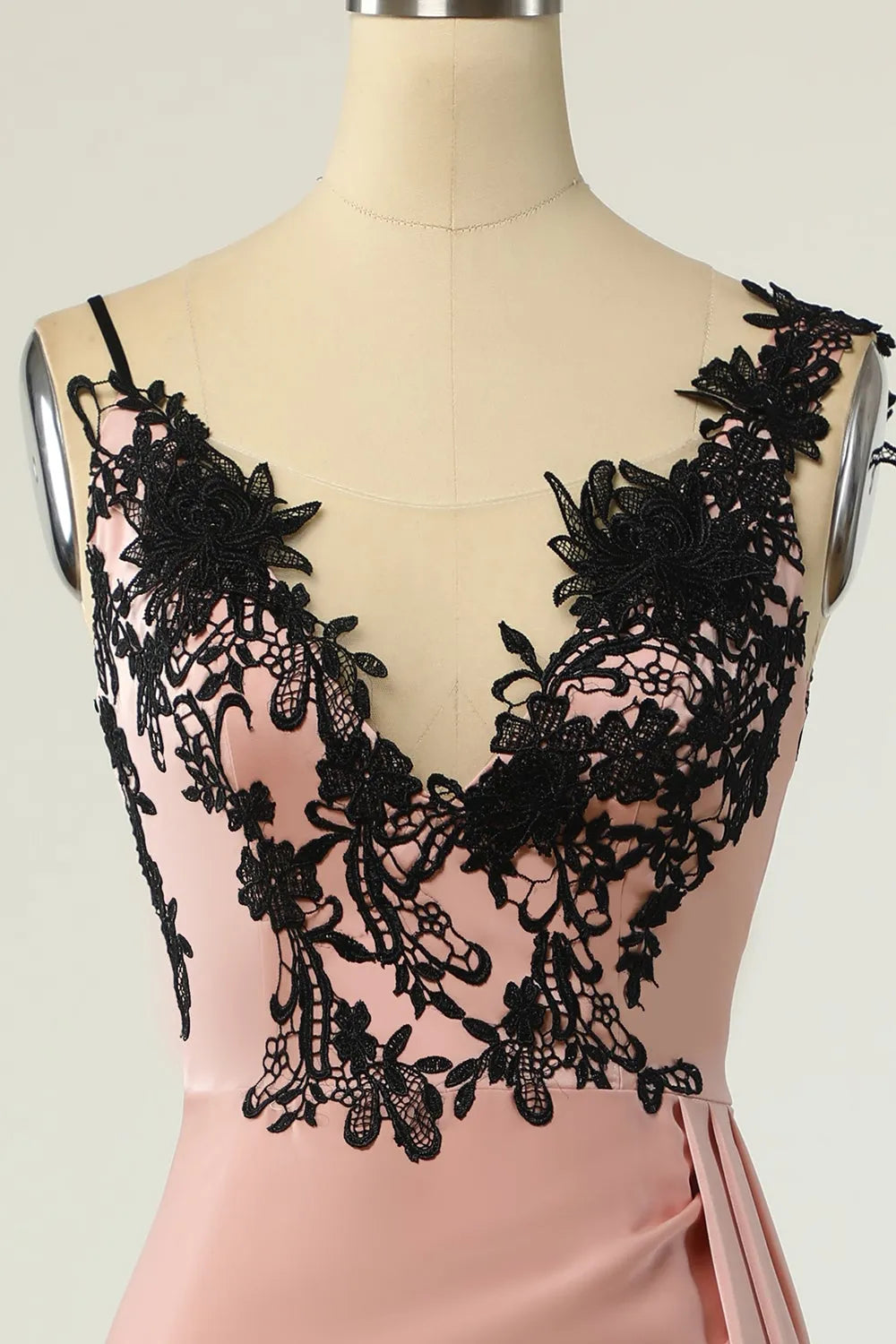 Vestido de fiesta negro nude con escote en V ajustado y largo hasta la rodilla 