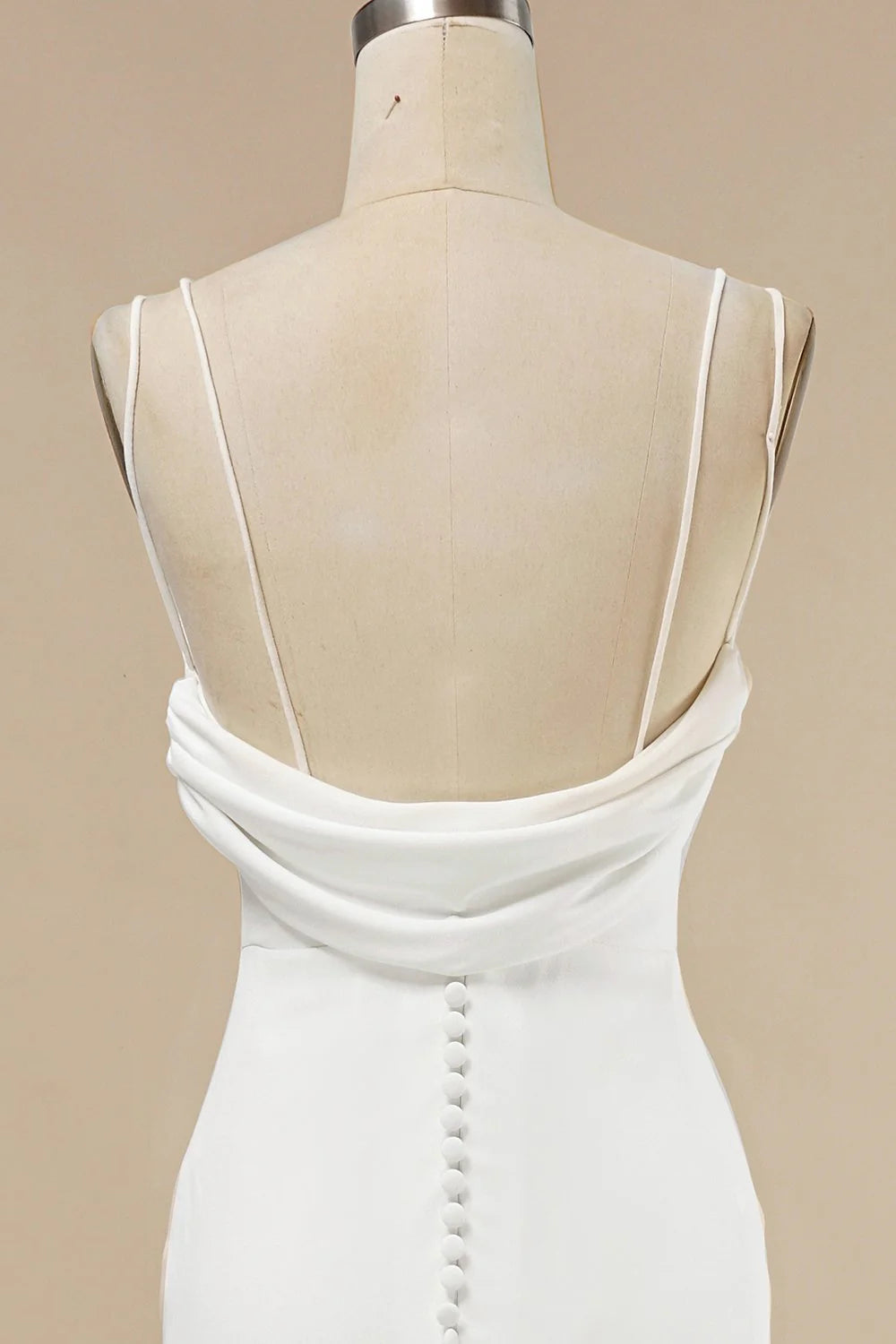 Vestido de novia bohemio con cola de pez y borde de loto hasta el suelo