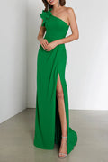 Vestidos únicos y modernos para madre de la novia con abertura lateral y un solo hombro.