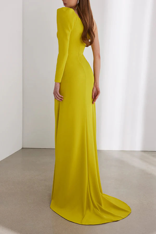 Abito da madre della sposa aderente, con maniche lunghe e spacchi laterali plissettati, monospalla