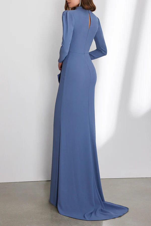 Elegante y lujoso vestido para madre de la novia con escote en V, mangas largas, pliegues y bordes con volantes.