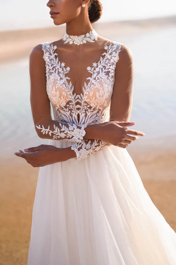 Abito da sposa bohémien a trapezio con colletto illusione e maniche lunghe in pizzo