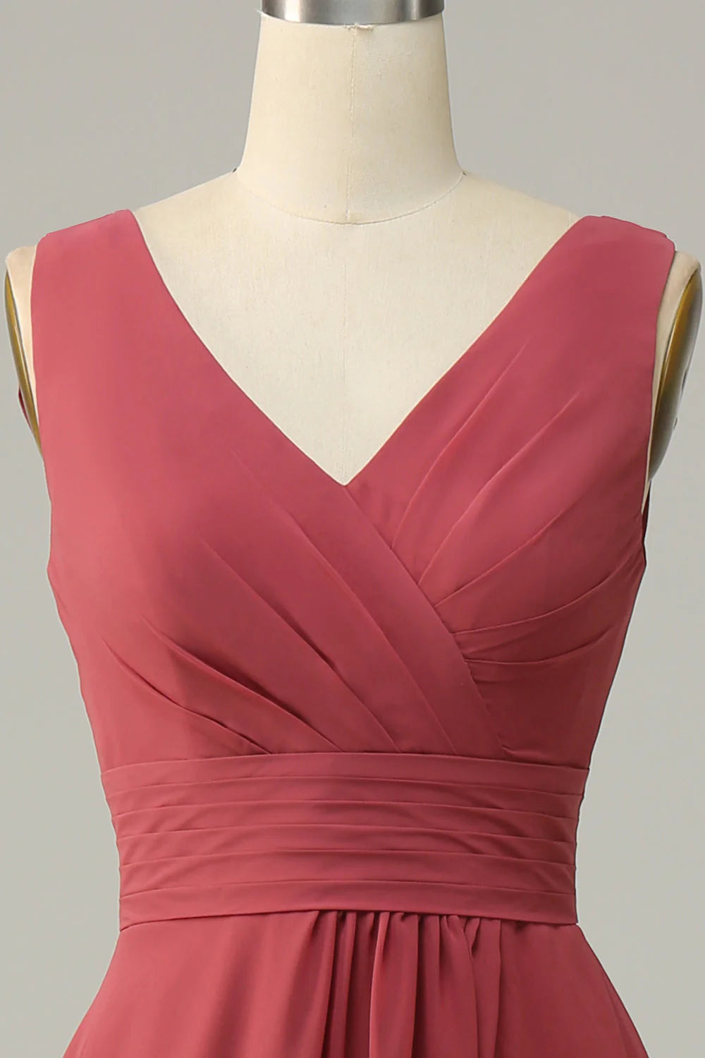 Vestido largo de dama de honor de gasa sin mangas con escote en V y color rosa del desierto