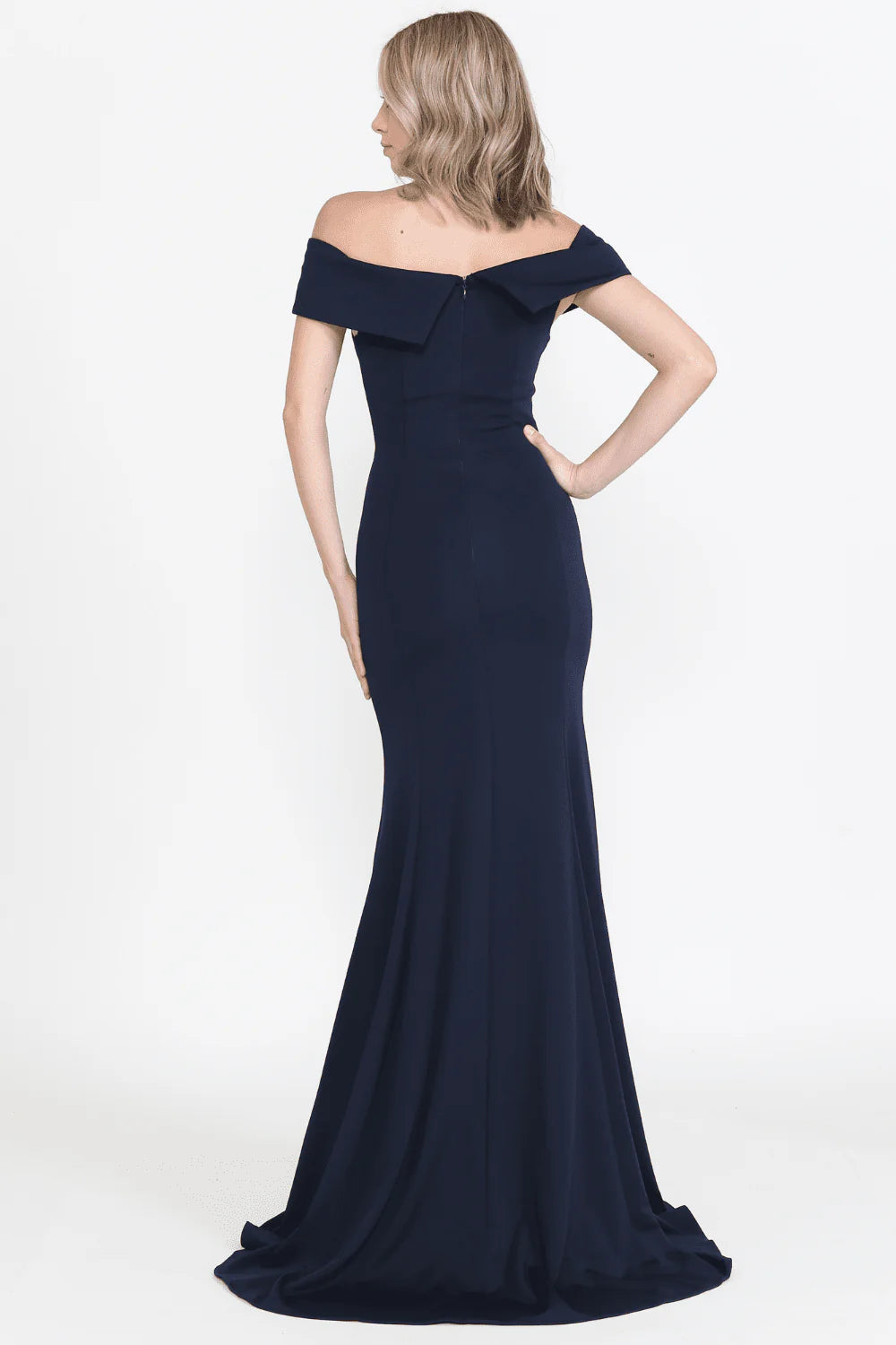 Vestido largo de punto liso con hombros descubiertos y abertura frontal