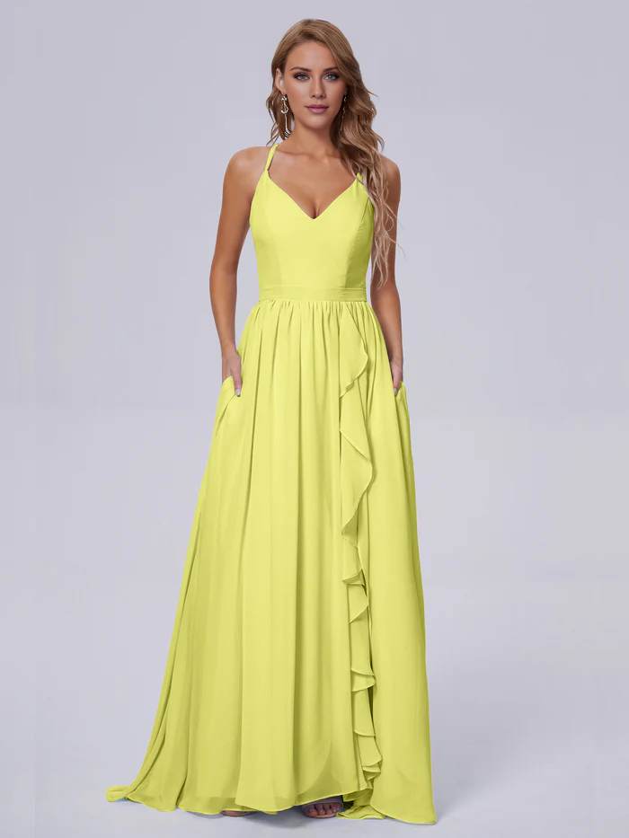 Elegante vestido de dama de honor de gasa con tirantes al hombro y largo hasta el suelo.