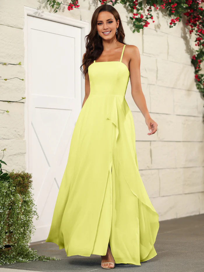 Hermoso vestido de dama de honor de gasa fina con tirantes finos y largo hasta el suelo.