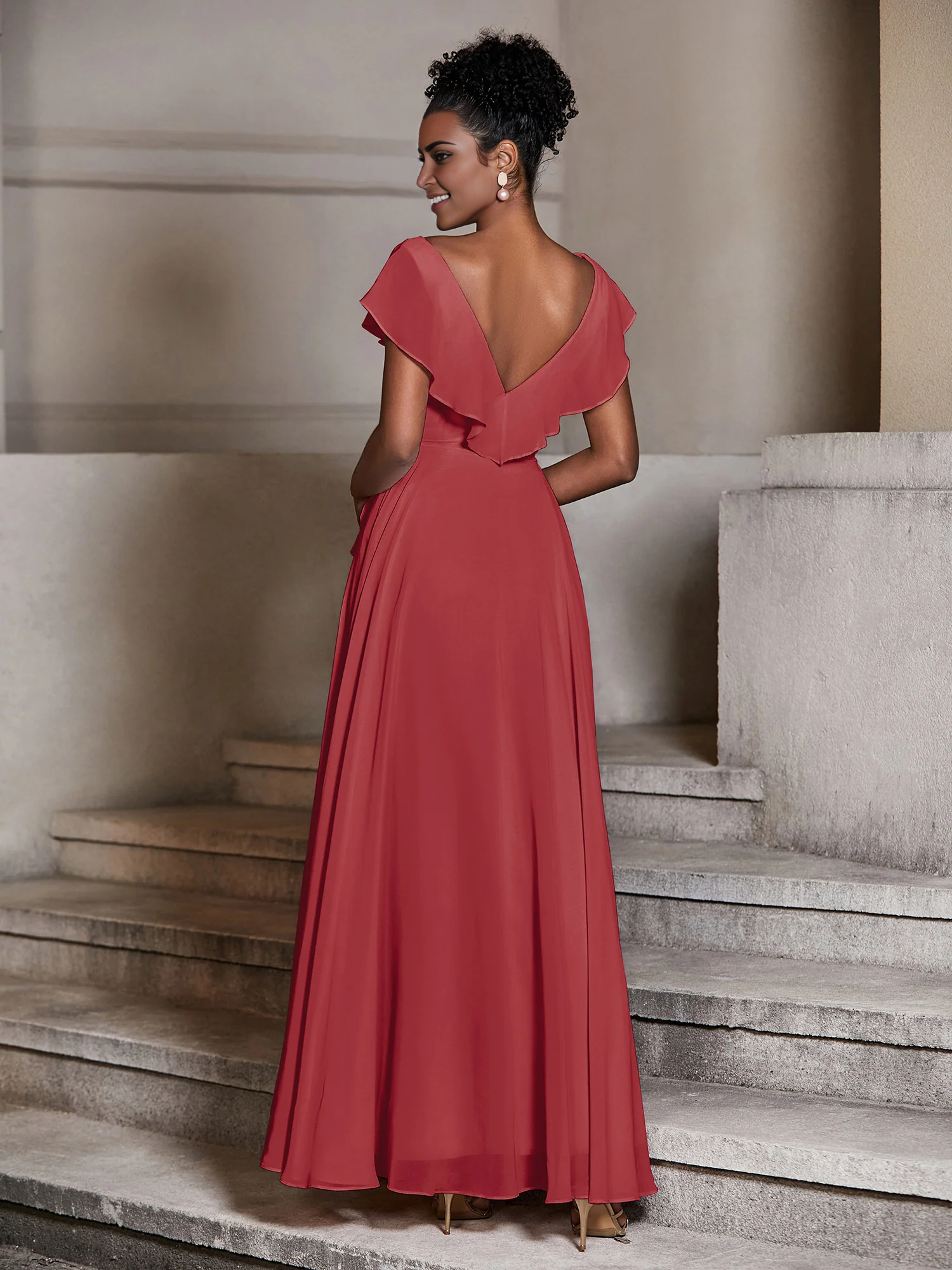 Vestido de gasa con capucha y cuello en V