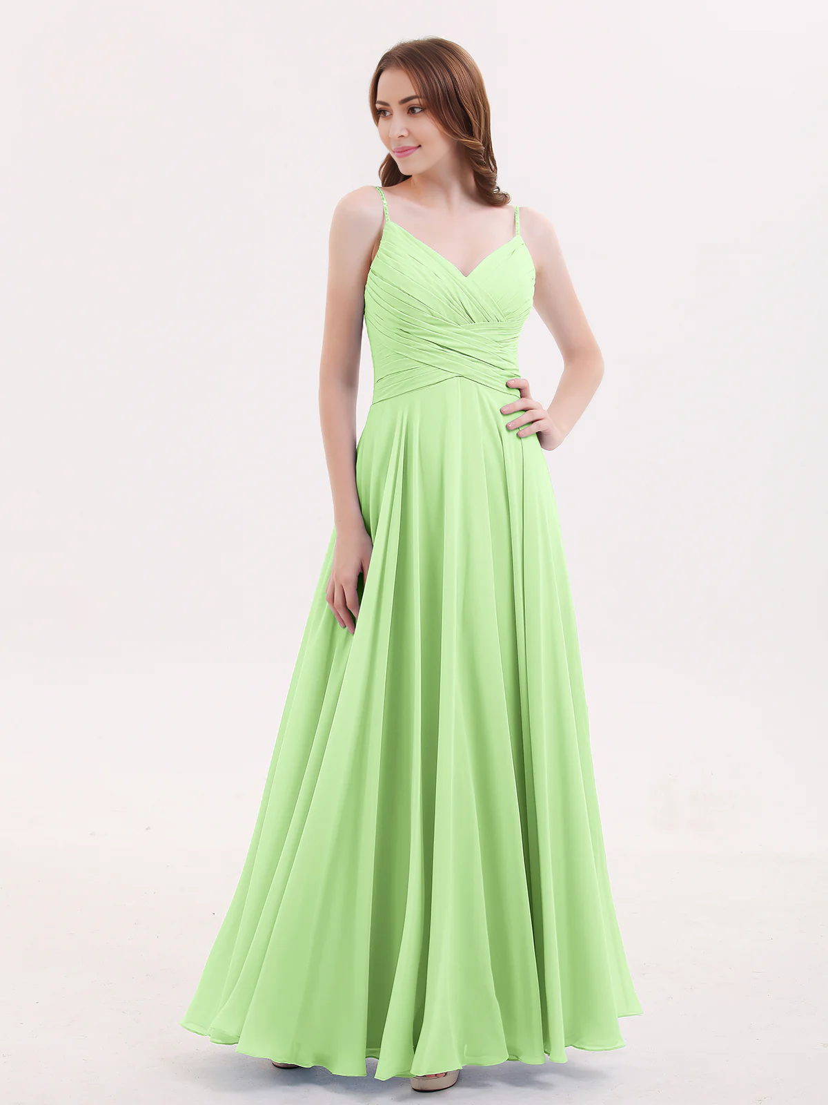 Vestido de gasa con escote en V y tirantes finos