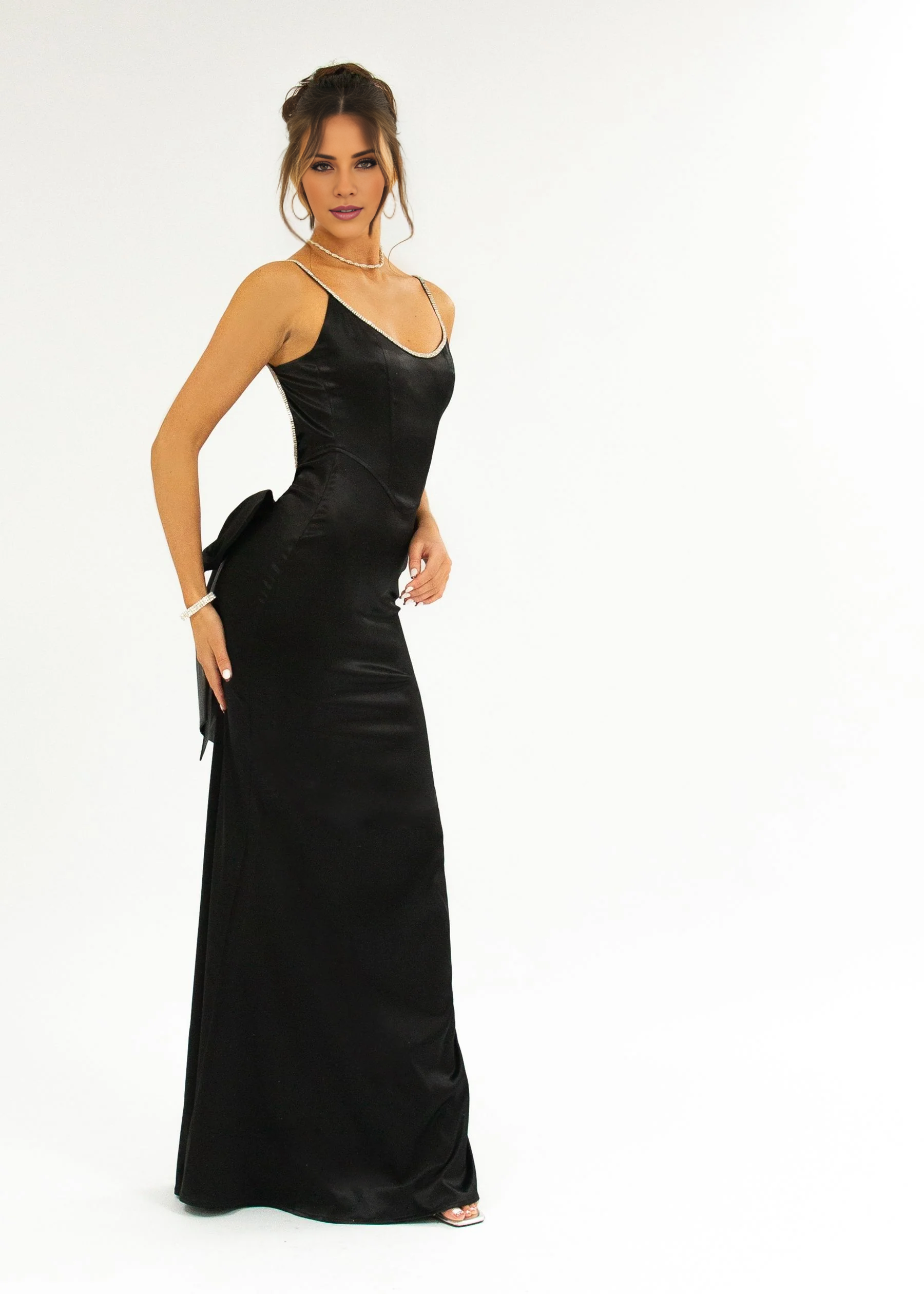 Vestido de fiesta Jimiss de satén con tirantes finos y espalda descubierta con detalles de lazo