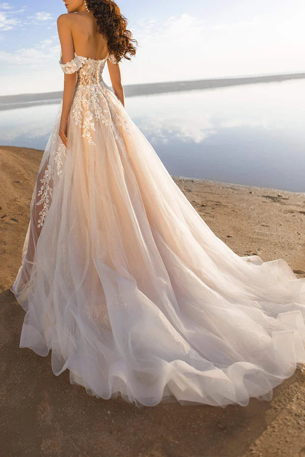 Vestido de novia princesa con apliques de encaje y hombros caídos