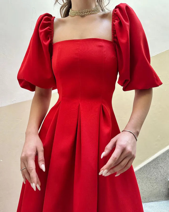 Vestido de fiesta rojo con escote cuadrado y mangas abullonadas