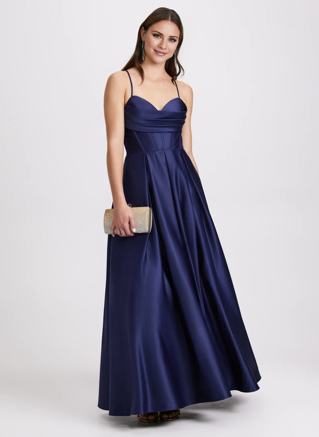 Vestido de fiesta de corte A, cuello corazón, hombros descubiertos, sin mangas, tirantes finos, espalda descubierta y largo hasta el suelo 