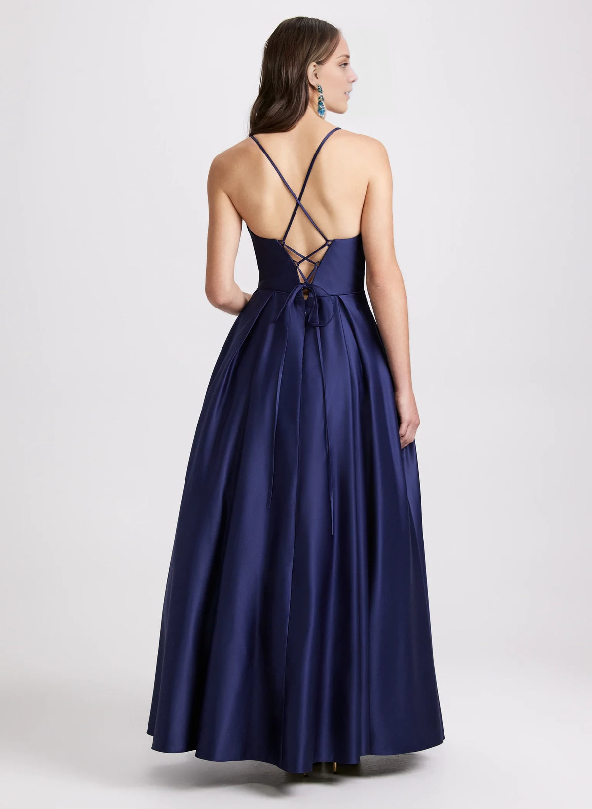Vestido de fiesta de corte A, cuello corazón, hombros descubiertos, sin mangas, tirantes finos, espalda descubierta y largo hasta el suelo 
