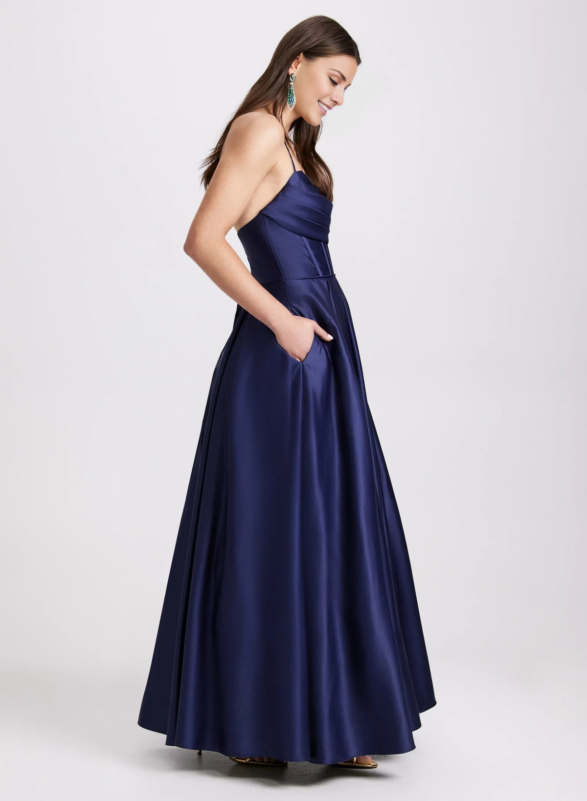 Vestido de fiesta de corte A, cuello corazón, hombros descubiertos, sin mangas, tirantes finos, espalda descubierta y largo hasta el suelo 
