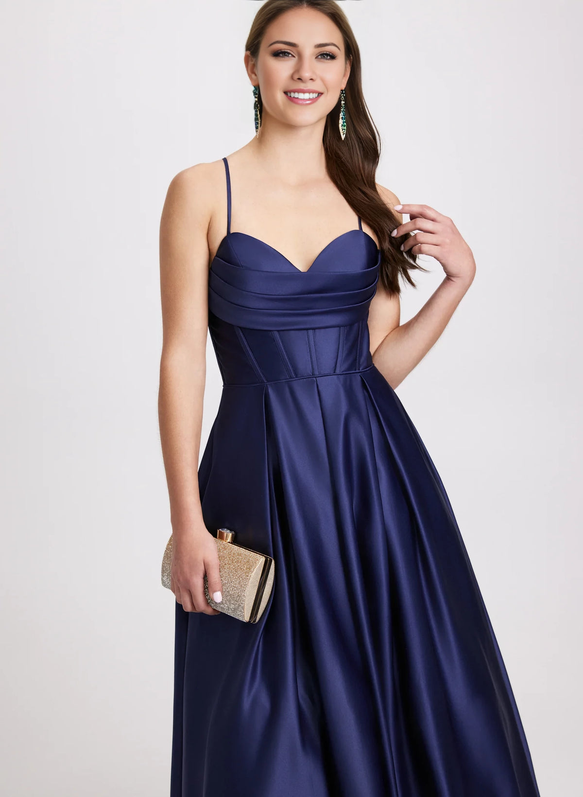 Vestido de fiesta de corte A, cuello corazón, hombros descubiertos, sin mangas, tirantes finos, espalda descubierta y largo hasta el suelo 