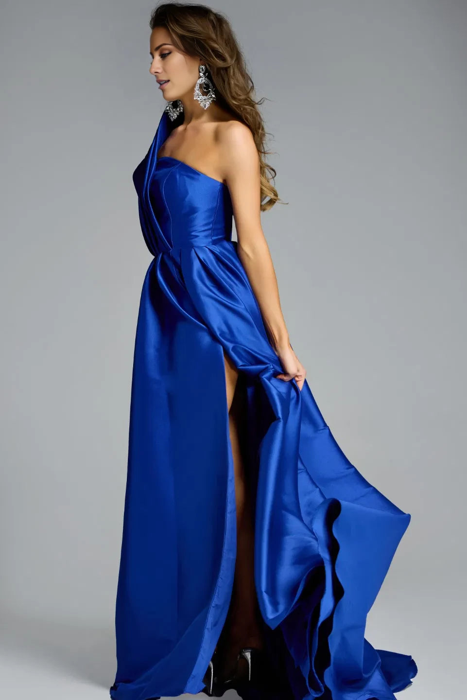 Vestido de noche largo hasta el suelo de satén con escote asimétrico, detalles plisados y abertura lateral. 
