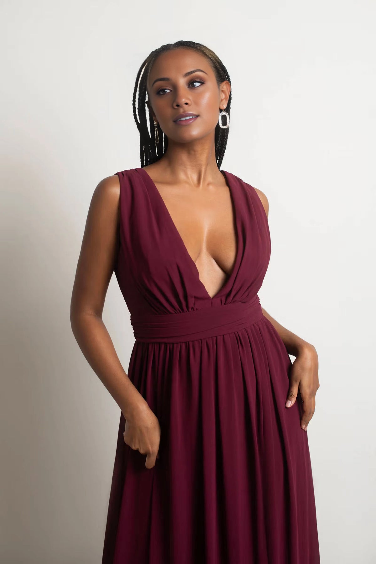 Vestido de fiesta con escote en V profundo, sin mangas, espalda descubierta y largo hasta el suelo. 