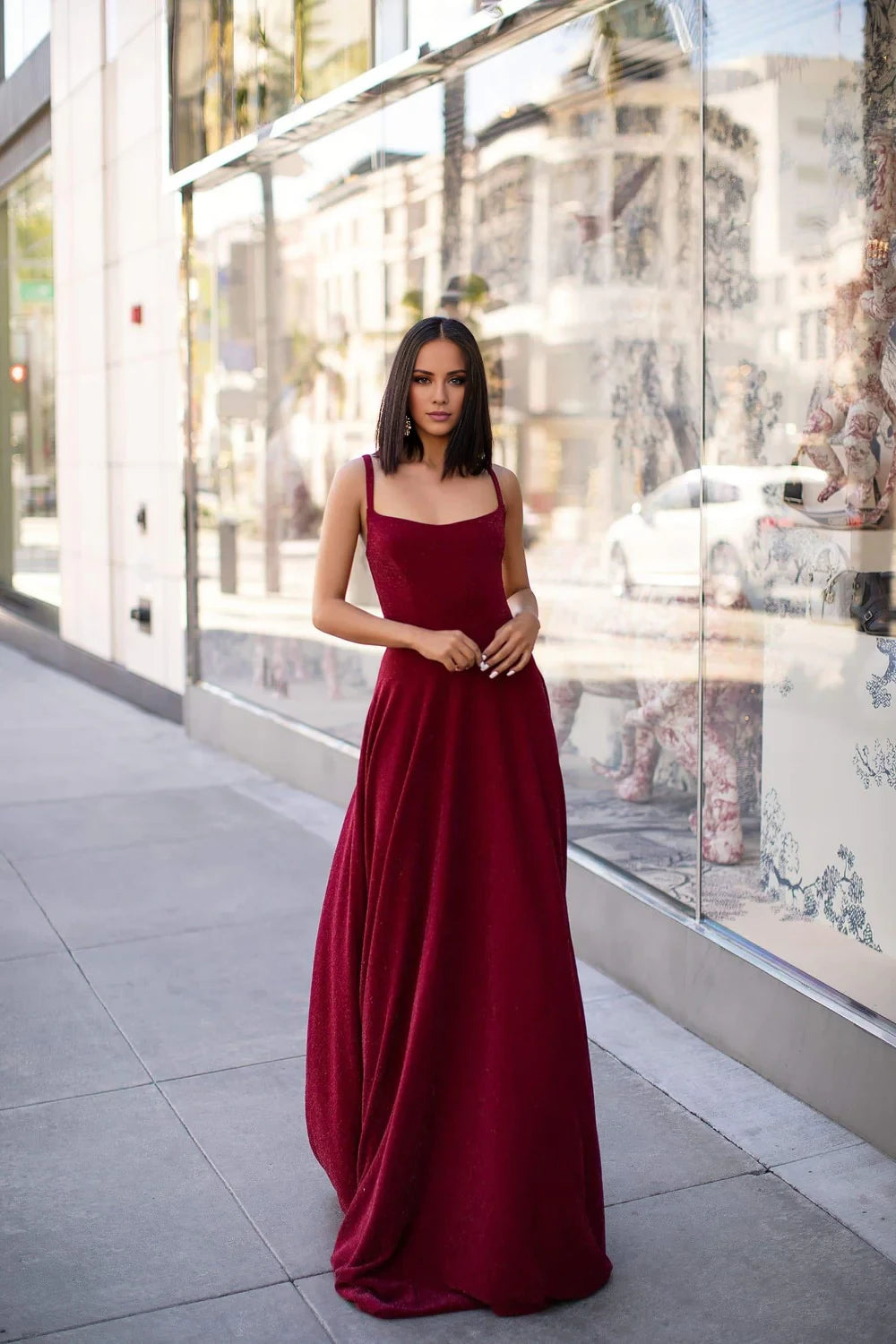 Abito da sera lungo a trapezio, senza maniche, scollatura quadrata, spalle scoperte e schiena scoperta 