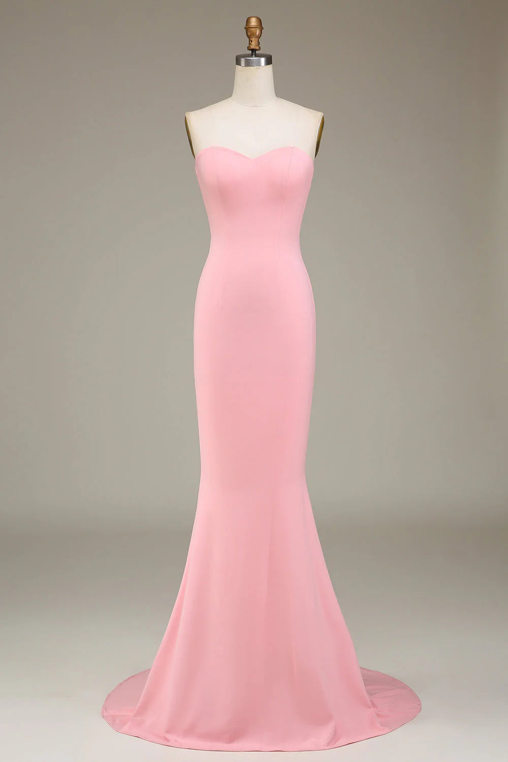 Vestido largo de dama de honor de satén con escote corazón y corte sirena en rosa ruborizado.