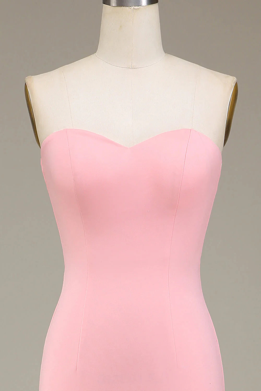 Vestido largo de dama de honor de satén con escote corazón y corte sirena en rosa ruborizado.