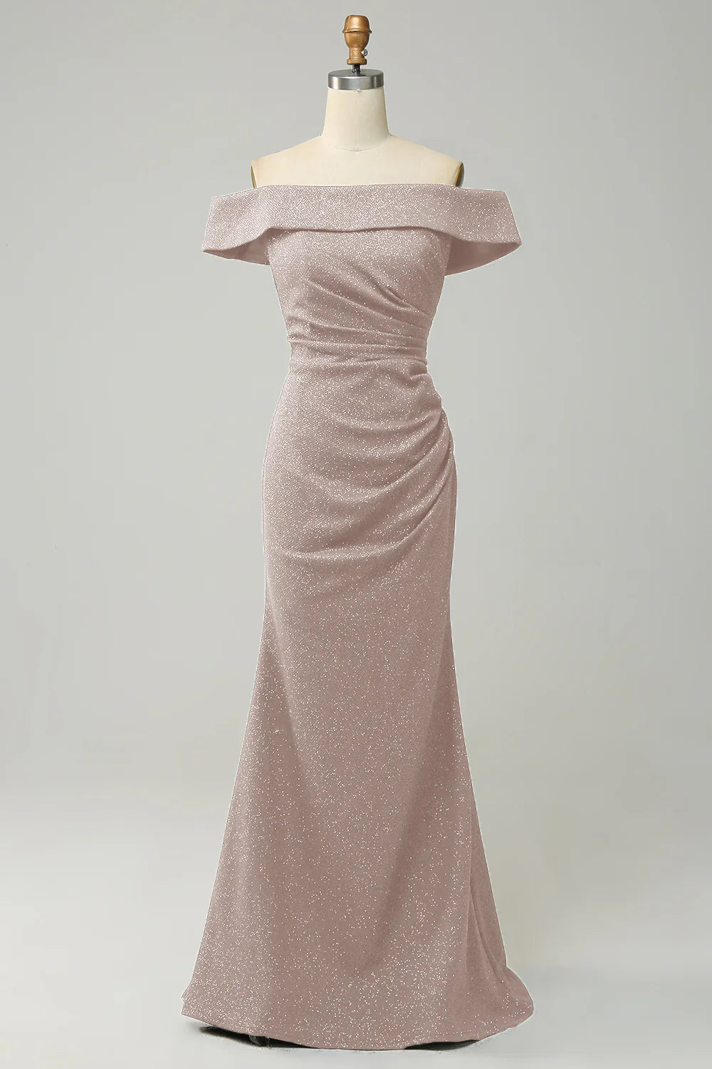 Vestido de dama de honor azul marino ajustado y brillante con hombros descubiertos