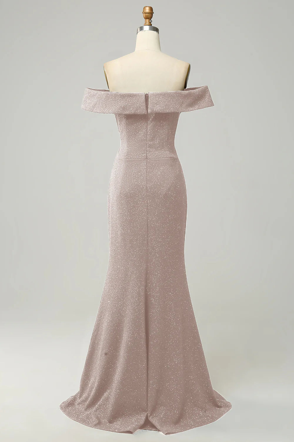 Vestido de dama de honor azul marino ajustado y brillante con hombros descubiertos