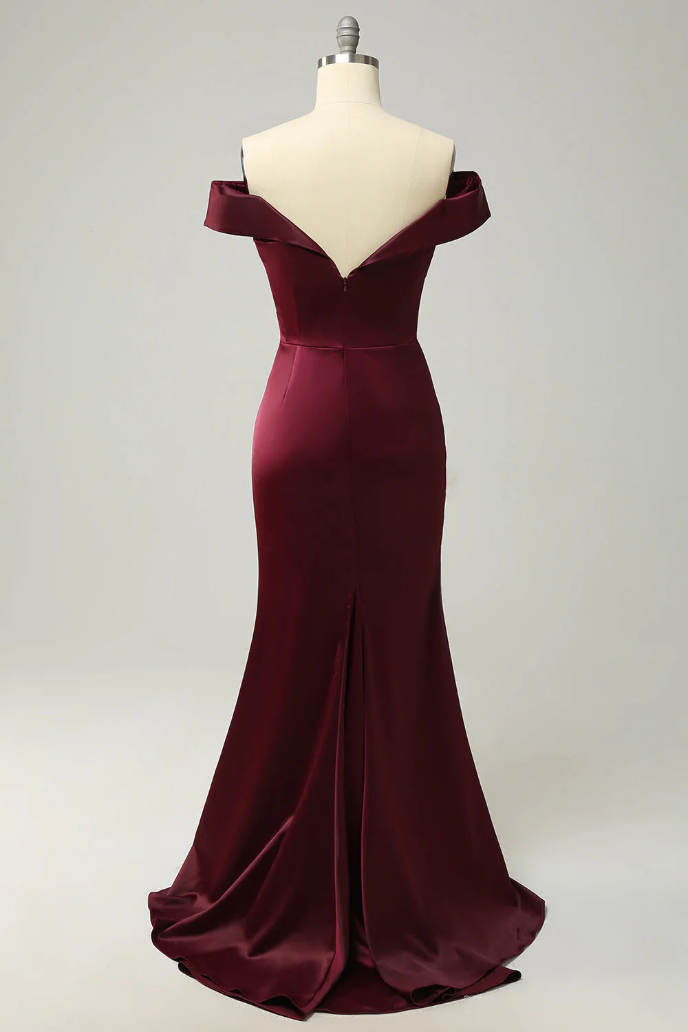 Vestido de dama de honor largo, ajustado y con hombros descubiertos en color rojo vino