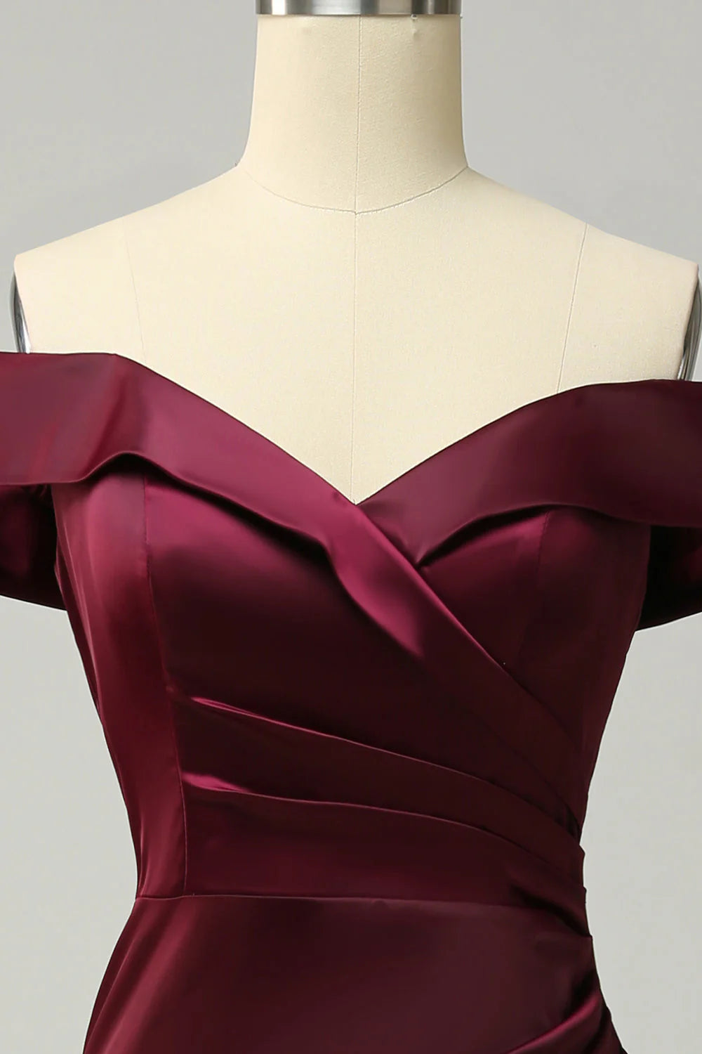 Vestido de dama de honor largo, ajustado y con hombros descubiertos en color rojo vino