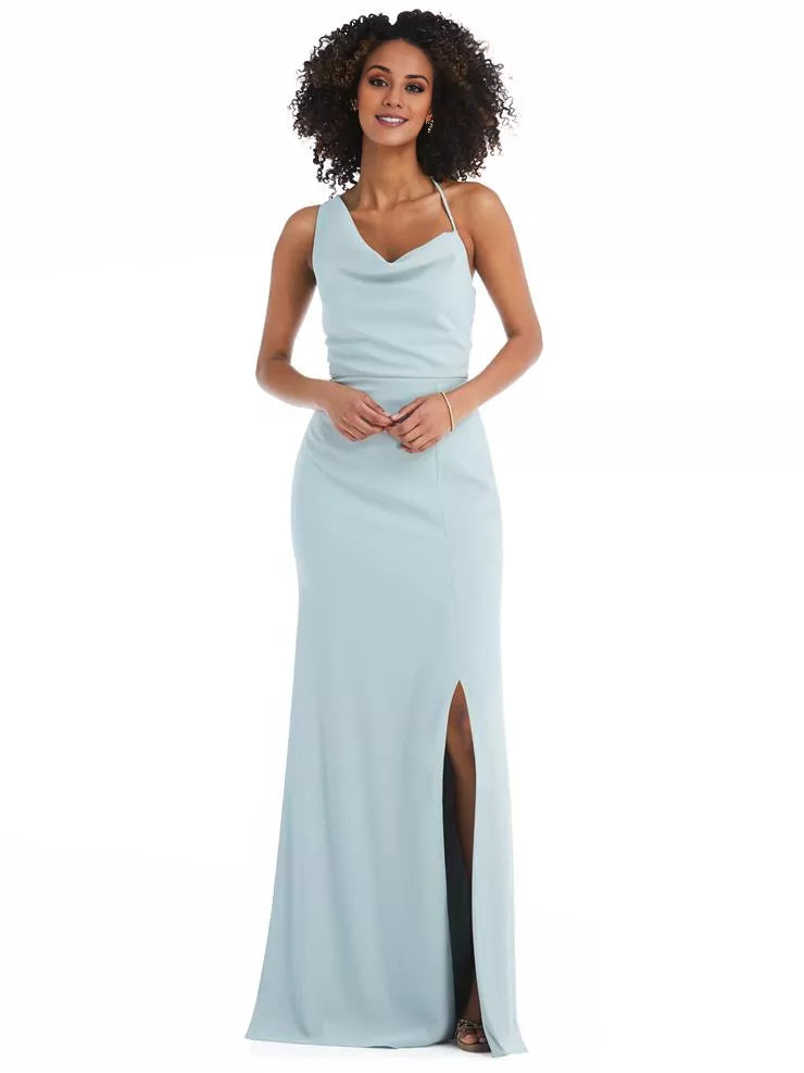 Vestido de fiesta largo hasta el suelo, sin mangas, con cuello asimétrico, hombros descubiertos y abertura lateral.