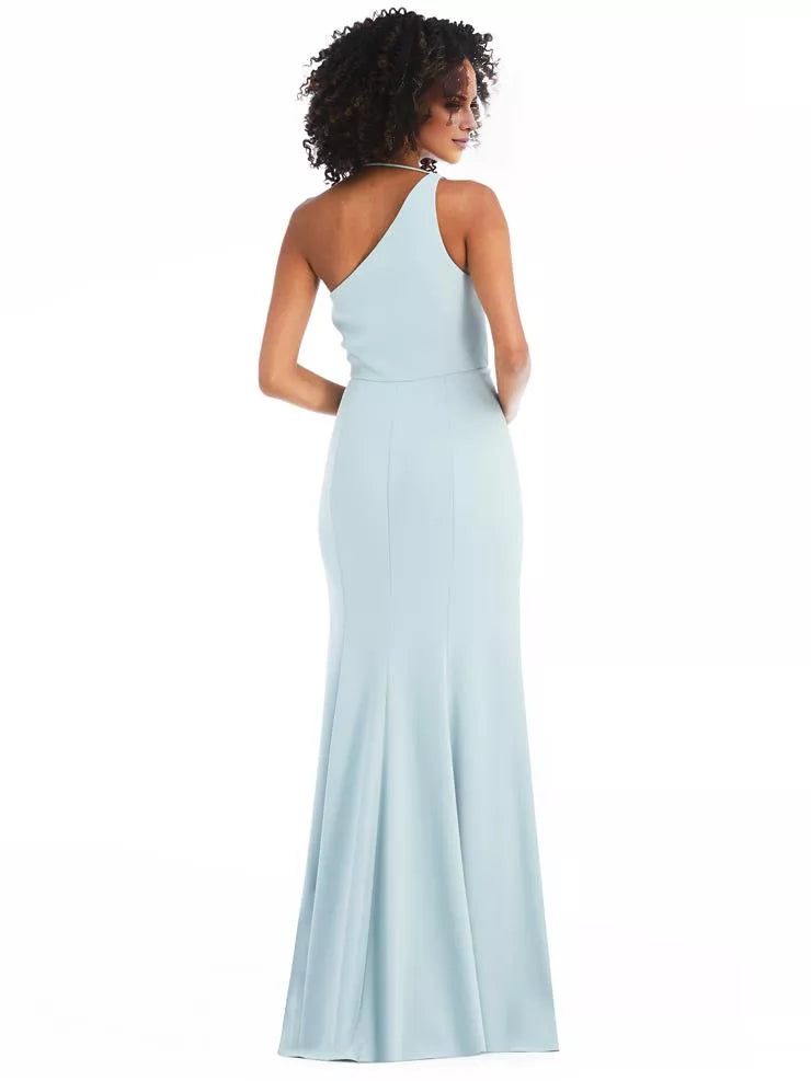 Vestido de fiesta largo hasta el suelo, sin mangas, con cuello asimétrico, hombros descubiertos y abertura lateral.