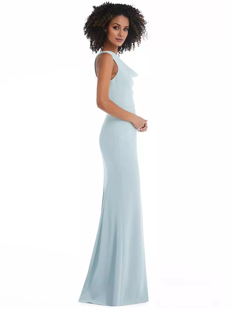 Vestido de fiesta largo hasta el suelo, sin mangas, con cuello asimétrico, hombros descubiertos y abertura lateral.