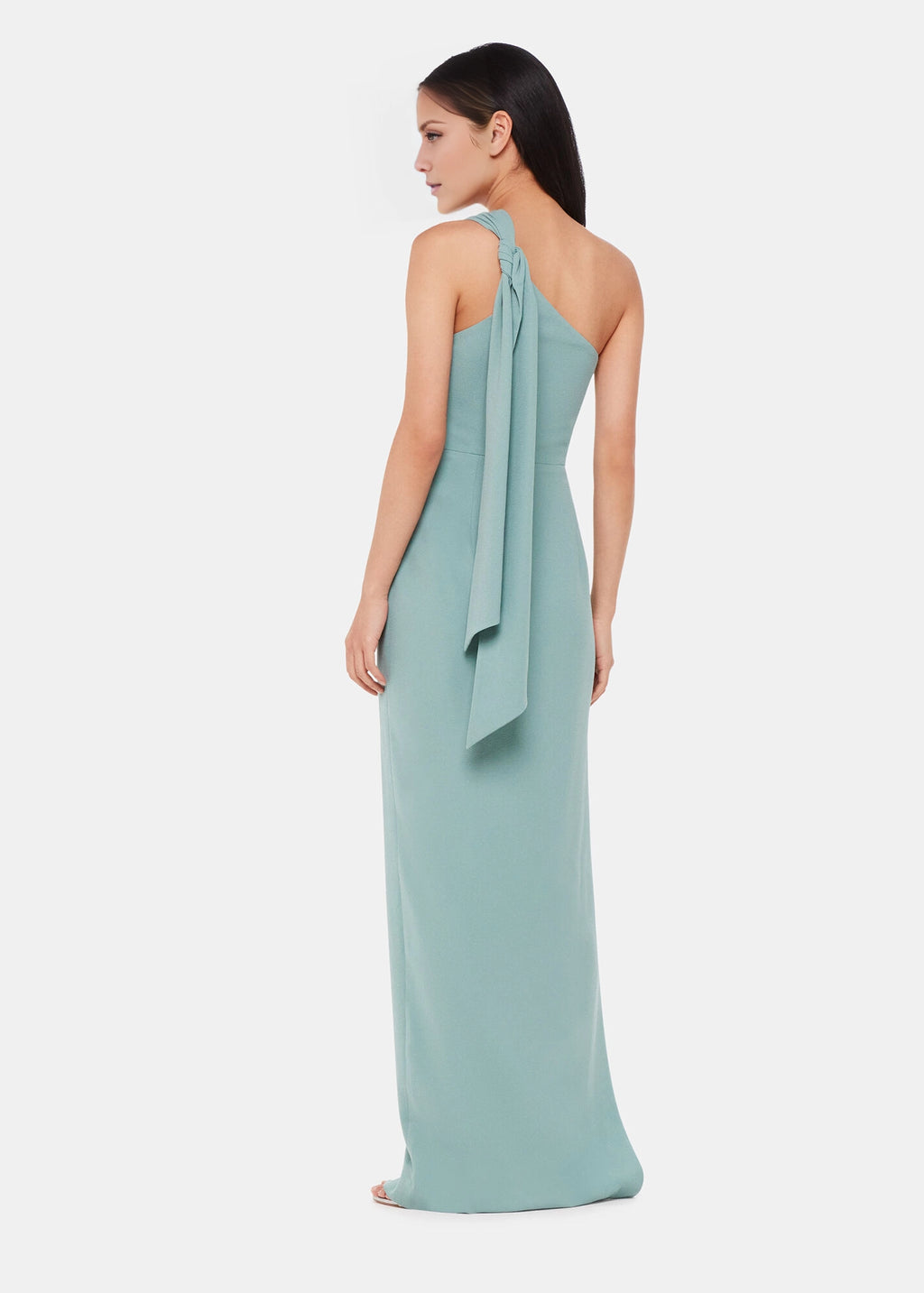 Vestido de fiesta largo hasta el suelo, sin mangas y con cuello asimétrico y hombros descubiertos 