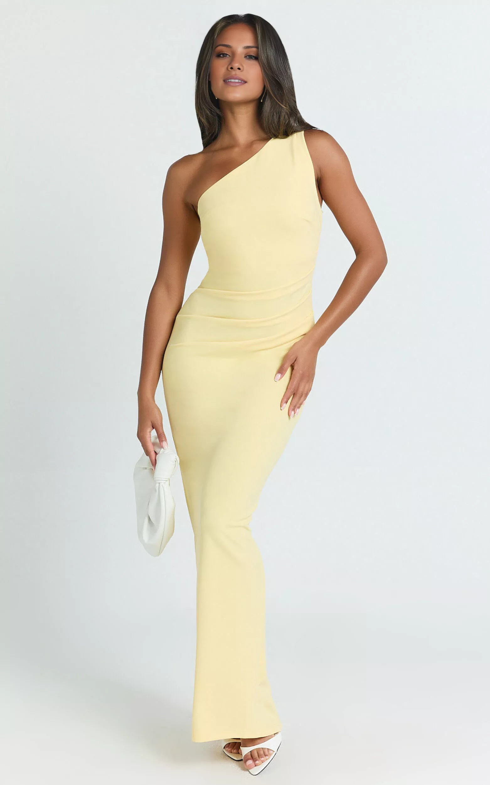 Vestido de fiesta asimétrico con cuello, hombros descubiertos, sin mangas, espalda descubierta y largo hasta el suelo 