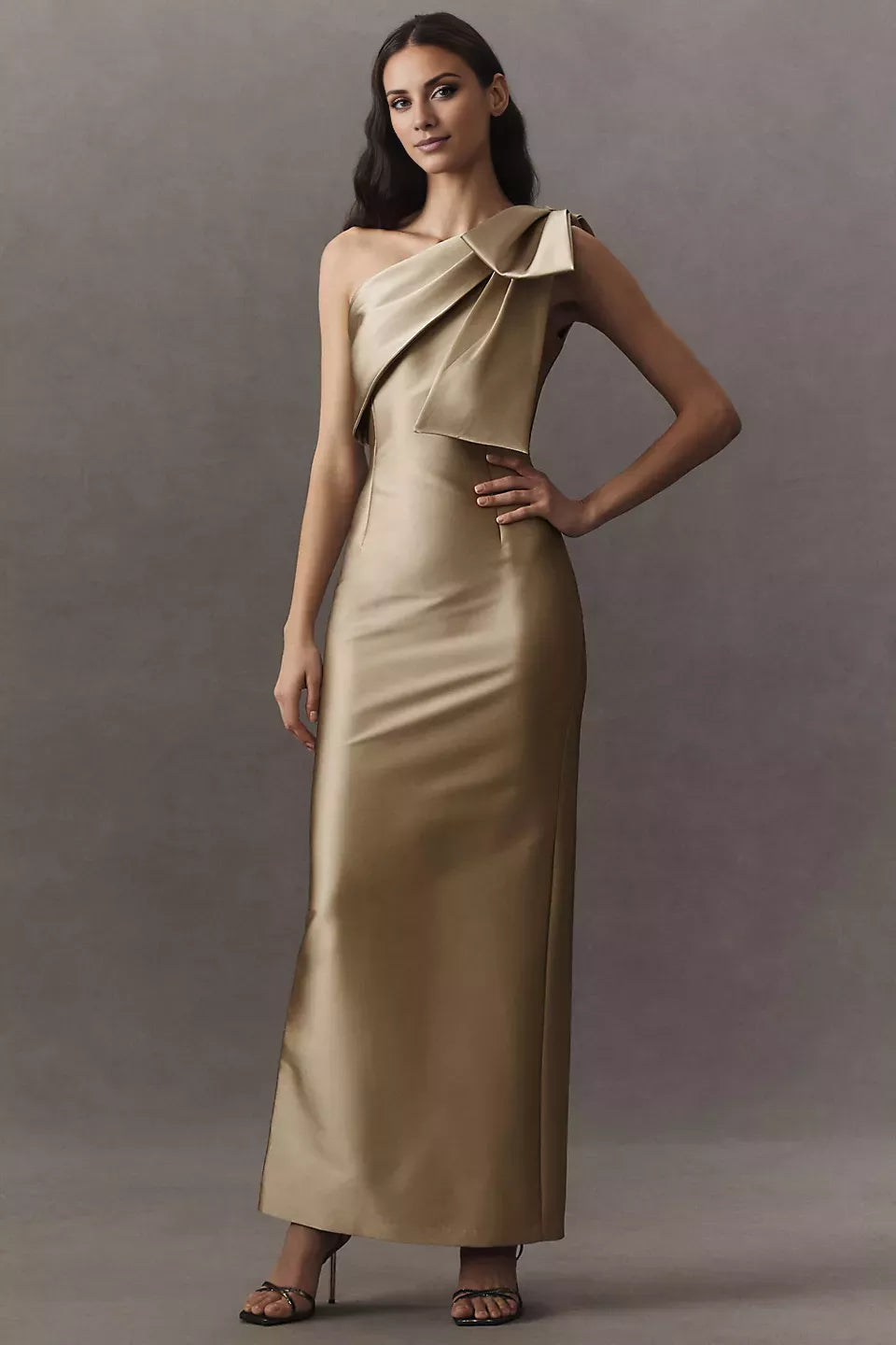 Vestido de fiesta asimétrico con cuello, hombros descubiertos, sin mangas, espalda descubierta y largo hasta el suelo 