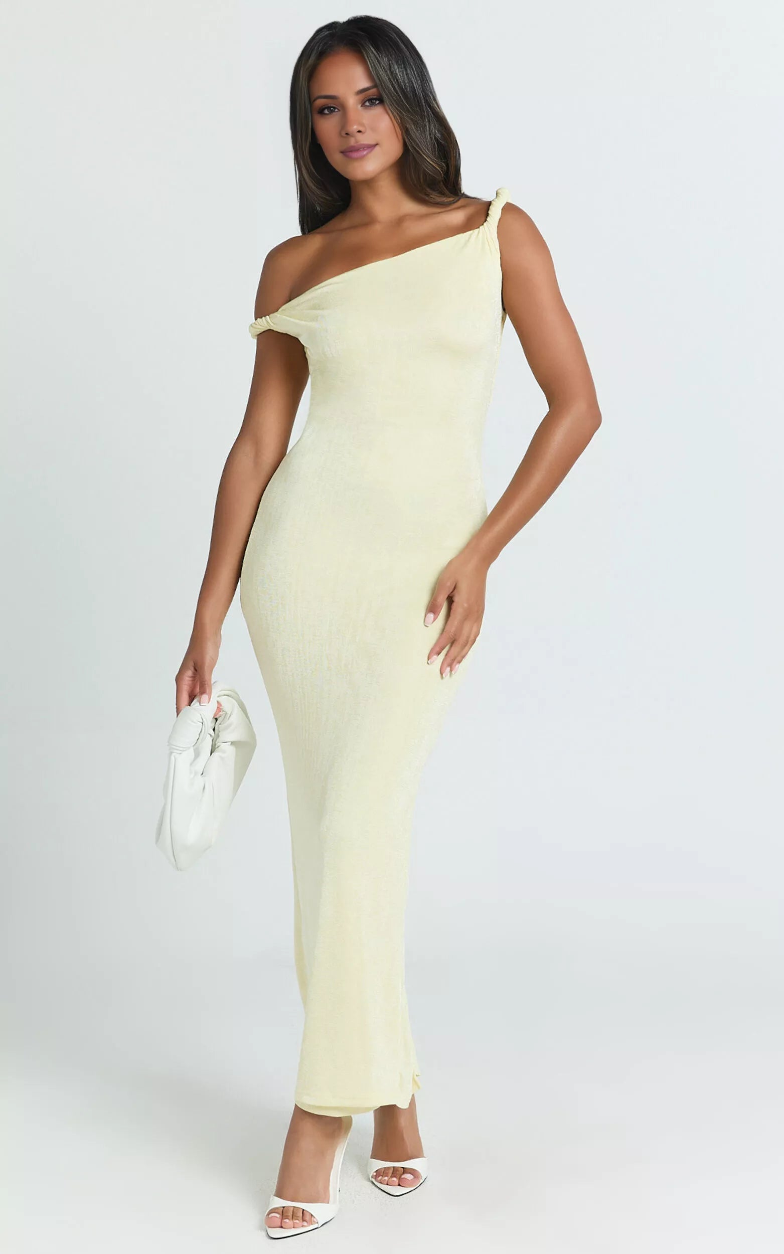 Vestido de fiesta asimétrico con cuello, hombros descubiertos, sin mangas, espalda descubierta y largo hasta el suelo 