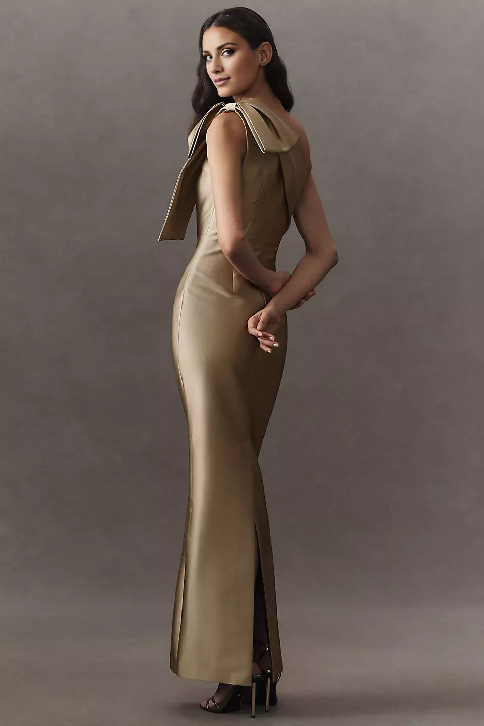 Vestido de fiesta asimétrico con cuello, hombros descubiertos, sin mangas, espalda descubierta y largo hasta el suelo 