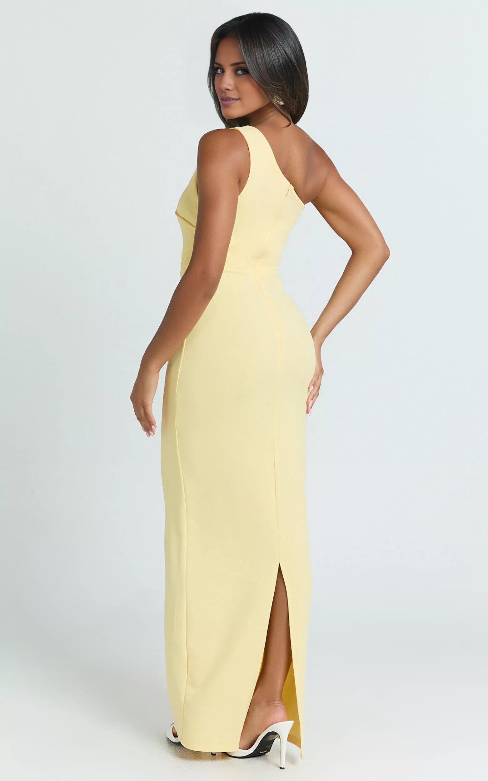 Vestido de fiesta asimétrico con cuello, hombros descubiertos, sin mangas, espalda descubierta y largo hasta el suelo 