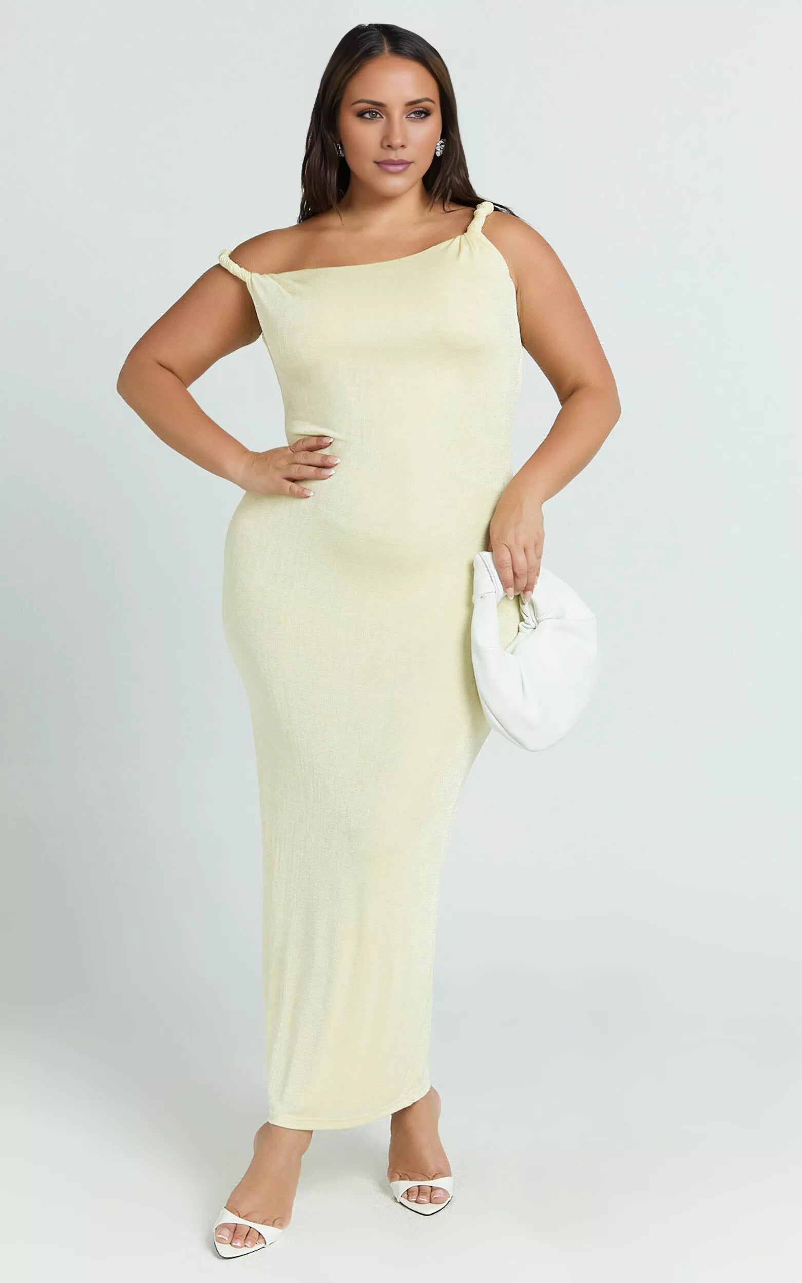 Vestido de fiesta asimétrico con cuello, hombros descubiertos, sin mangas, espalda descubierta y largo hasta el suelo 