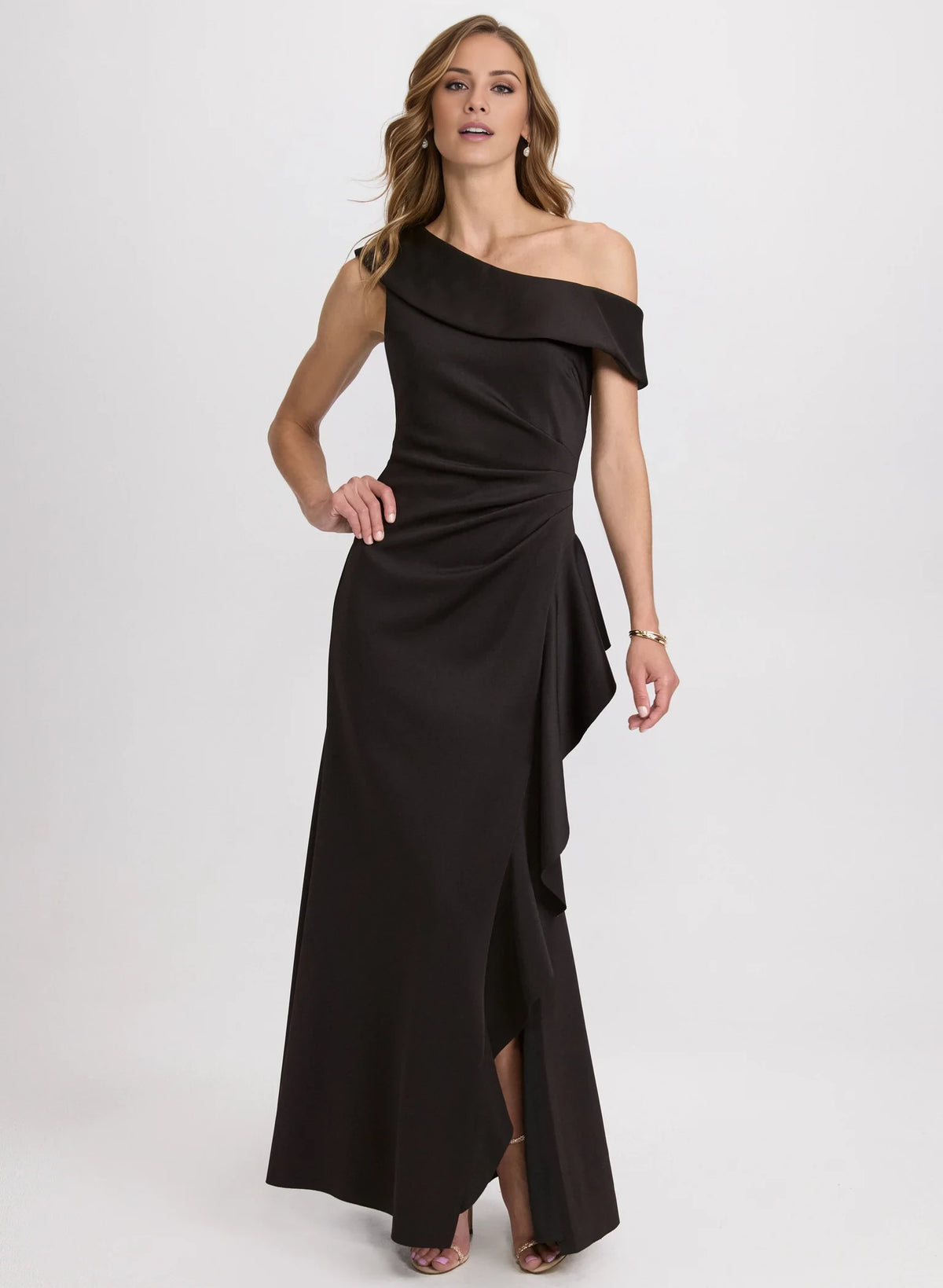 Vestido de fiesta largo hasta el suelo, sin mangas, con cuello asimétrico, hombros descubiertos, espalda descubierta, abertura lateral 