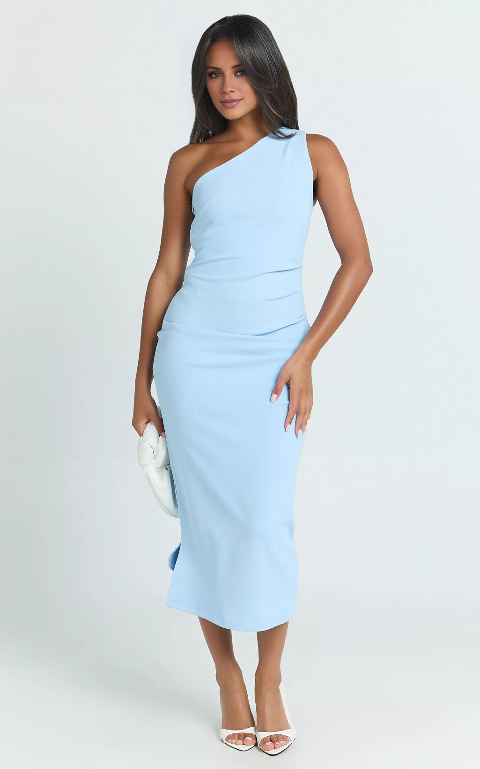 Vestido de fiesta largo hasta el suelo, sin mangas, con cuello asimétrico, hombros descubiertos, espalda descubierta, abertura lateral 