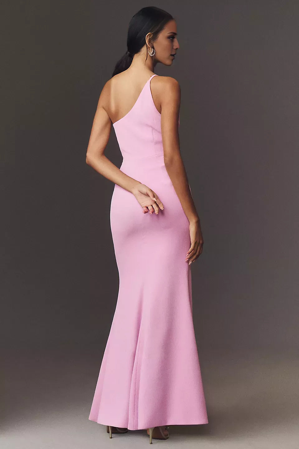 Vestido de fiesta largo hasta el suelo, sin mangas, con cuello asimétrico, hombros descubiertos, espalda descubierta, abertura lateral 