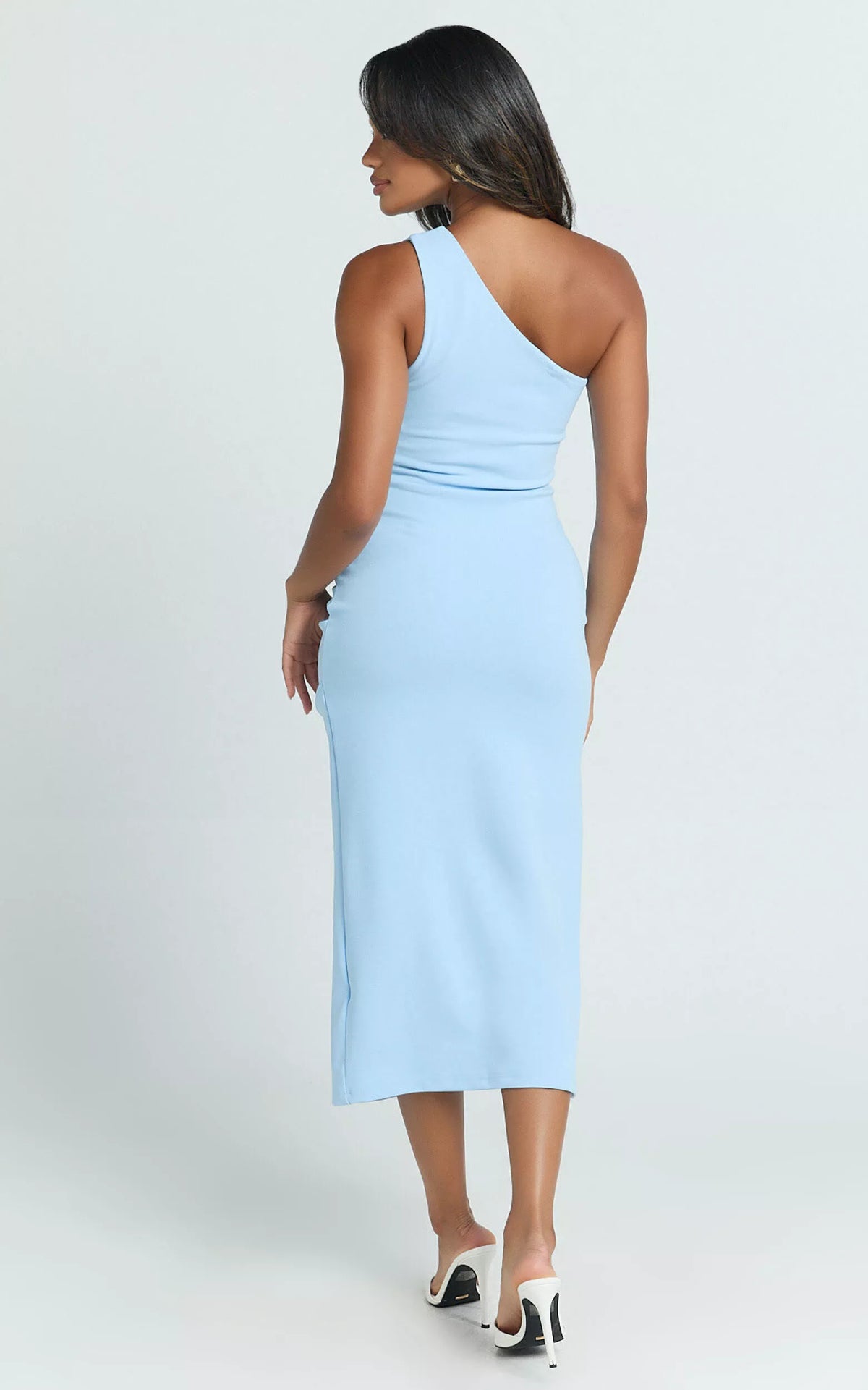 Vestido de fiesta largo hasta el suelo, sin mangas, con cuello asimétrico, hombros descubiertos, espalda descubierta, abertura lateral 