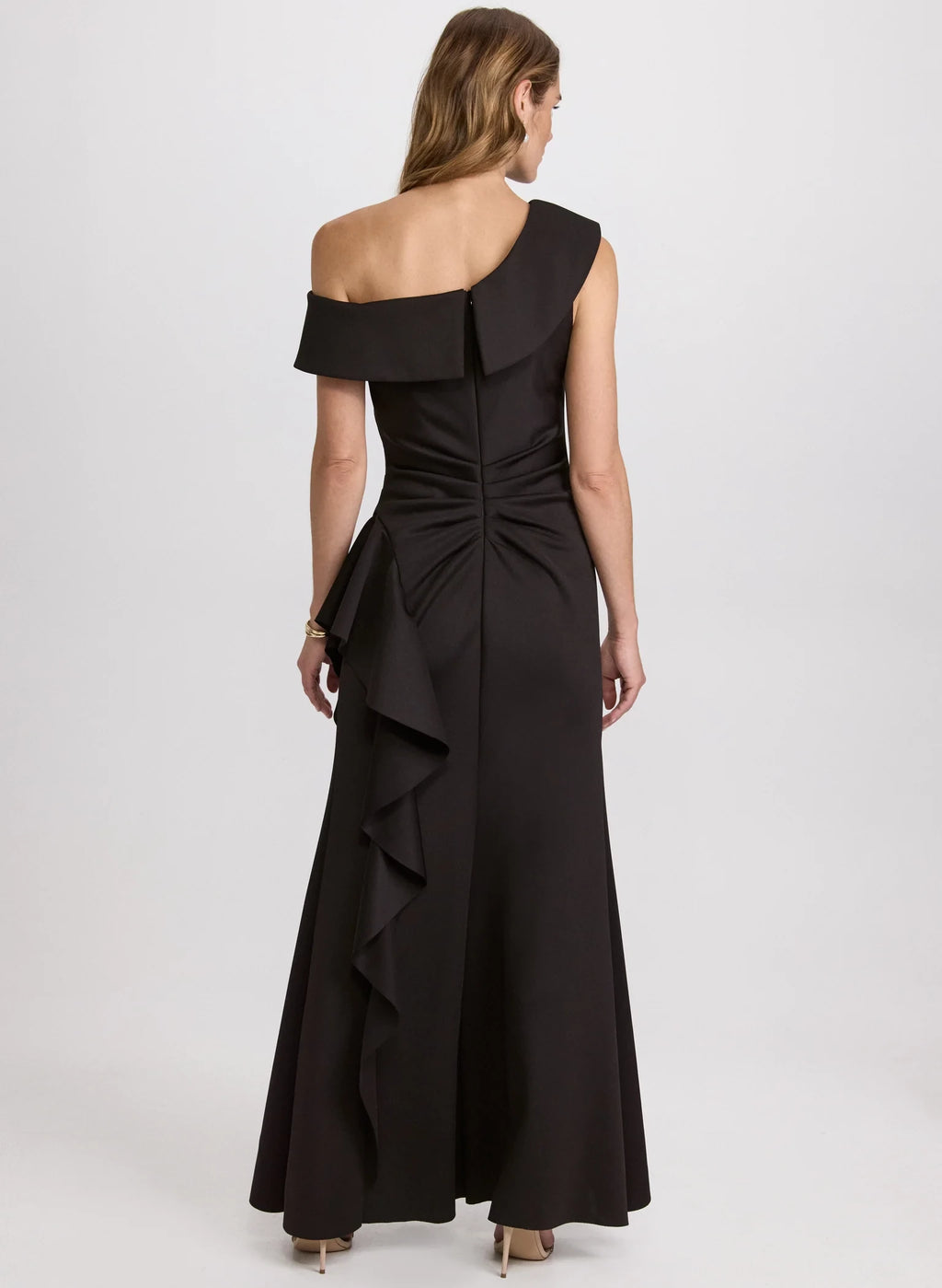 Vestido de fiesta largo hasta el suelo, sin mangas, con cuello asimétrico, hombros descubiertos, espalda descubierta, abertura lateral 