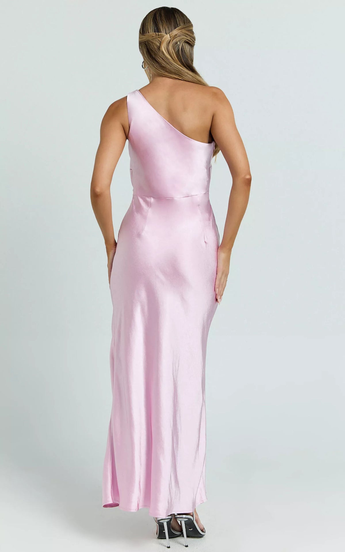 Vestido de fiesta largo hasta el suelo, sin mangas, con cuello asimétrico, hombros descubiertos, espalda descubierta, abertura lateral 