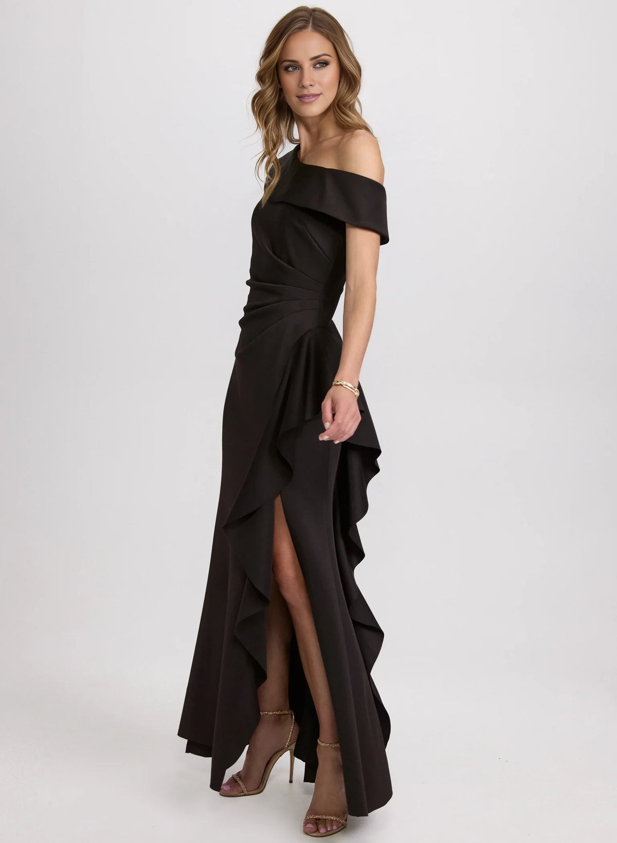Vestido de fiesta largo hasta el suelo, sin mangas, con cuello asimétrico, hombros descubiertos, espalda descubierta, abertura lateral 