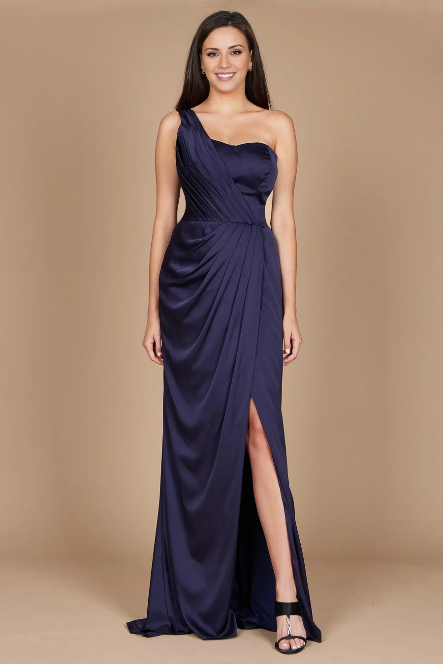 Vestido de fiesta largo hasta el suelo, sin mangas, con cuello asimétrico, hombros descubiertos, espalda descubierta, abertura lateral 