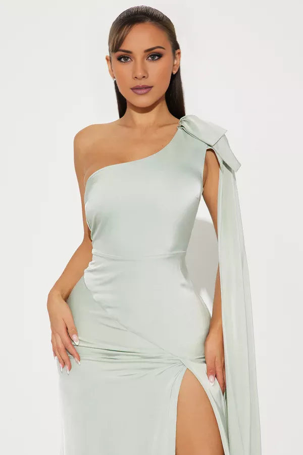 Vestido de noche largo hasta el suelo, sin mangas, con cuello asimétrico, hombros descubiertos, espalda descubierta, abertura lateral