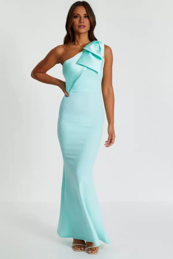 Vestido de fiesta asimétrico con cuello descubierto, hombros descubiertos, sin mangas, con lazo y tirantes al hombro, sin espalda y largo hasta el suelo 